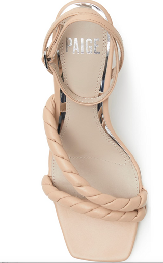 Leslie Sandal, Nude